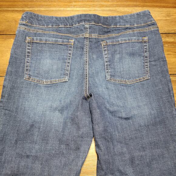 Pioneer Woman Pull On Capris w/ Raw Hem & Green Flower Embroidery - Size Large - Picture 5 of 7